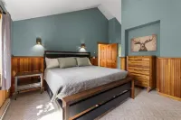 Freshly remodeled 3 bedroom condo with private hot tub!!