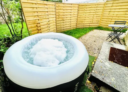 Gîte Avec Jacuzzi Chic & Cosy Entre Caen et les Plages du Débarquement Normandie Отели в г. Бьевиль-Бёвиль