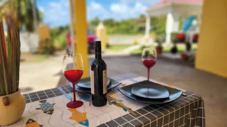 Perfect  getaway with amazing sunsets, 5 min walk from the Beach. Pet friendly! Отели в г. Анс-Лавуа