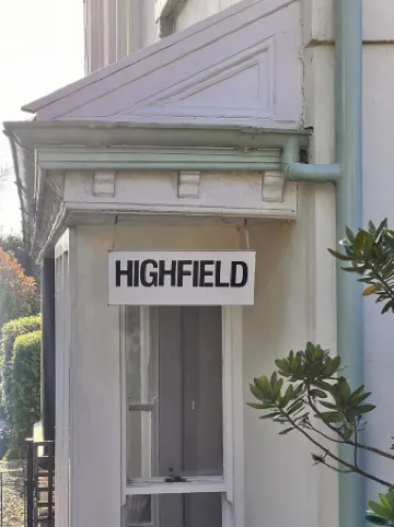 Home in Appledore with own parking and Hot Tub. Dogs welcomed