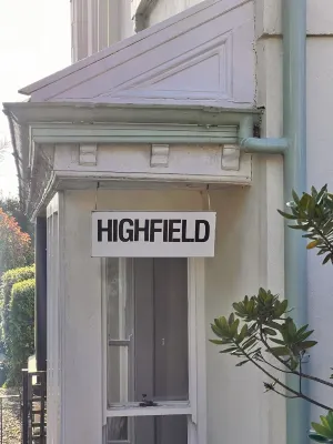 Home in Appledore with own parking and Hot Tub. Dogs welcomed