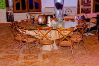 Large, beautiful wooded house in a unique vintage style, with 650m² of living space Các khách sạn ở Abomey Calavi