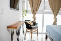 Mountain view Condo + infinity rooftop Pool in foodie district. Fast WiFi Hotels in Versalles