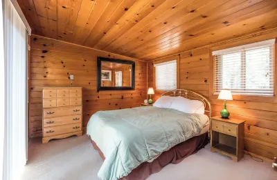 RIVER VIEW Yosemite Cabin in Wawona among the Redwoods,3 Bed 2 bath, jump rock!