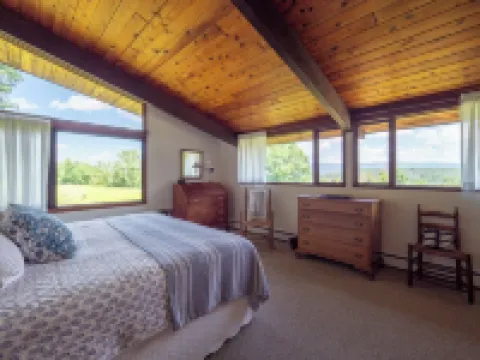 Secluded 4 bedroom home with sweeping mountain views in Williamstown Hotels in Williamstown