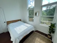 3 Bedroom Chalet with Hot tub on 3 private acre in the foothills of White Mnts Hotel a Alexandria