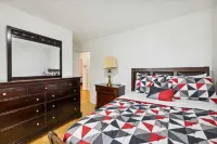 Spacious 8-bedroom house with AC and WiFi in charming Hyattsville East Riverdale住宿飯店