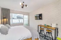 The Cube - Cosy Studio - Great Location Close to Attractions, Shops & Eateries Hotels in 