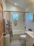 Charming and private detached cottage unit with AC in beautiful Mill Valley