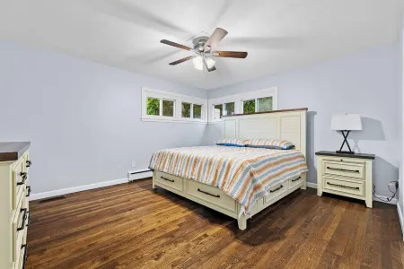 Charming 4-bedroom house with AC, WiFi in New London. Walk to the beach!