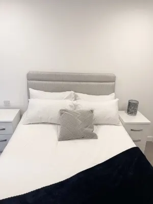 3 mins walk to broad street Lovely 2  bedroom apartment Hotels in The Westside