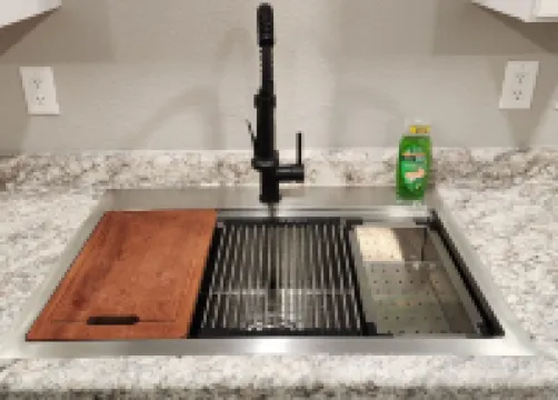 Charming 1-bedroom house in superb Eau Claire with AC, WiFi