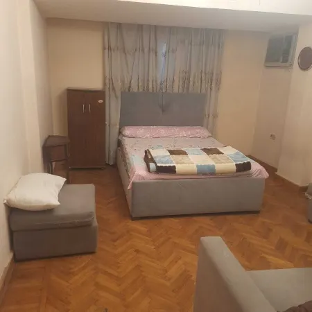 3-bedroom apartment in a Central, Best Spot in Cairo with AC, WiFi Отели рядом с достопримечательностью «Каирский университет»
