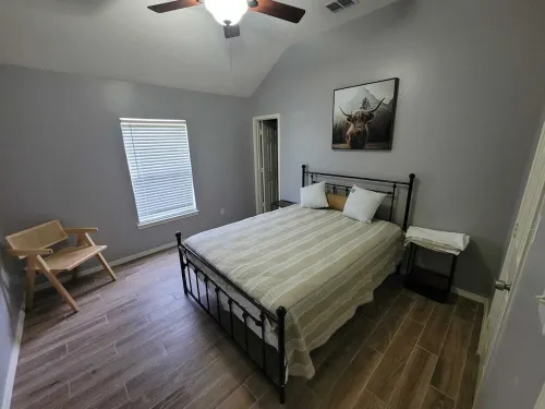 Spacious 5-bedroom king bed with a pool in wonderful Mission