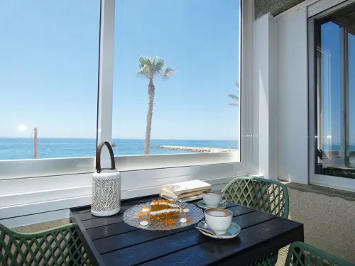 Comeback "THE SEA BLINDS YOUR EYES" Hotels in Motril