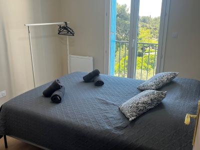 Luminous apartment with view of the lake - Refurbished, close to the airport (sleeps 6)