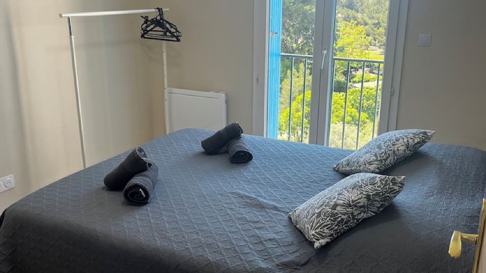 Luminous apartment with view of the lake - Refurbished, close to the airport (sleeps 6)