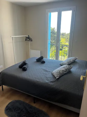 Luminous apartment with view of the lake - Refurbished, close to the airport (sleeps 6) Отели в г. Витроль