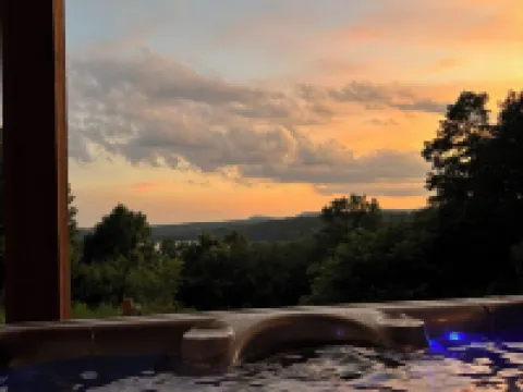 The Lookout at Table Rock Lake - Luxurious Stay - Hot Tub - Bring Your Boat!! Hotéis em Shell Knob