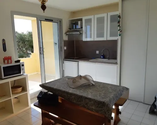 1-bedroom studio with sea view. Ideal for 2 adults and 1 child. Hotels in Fleury
