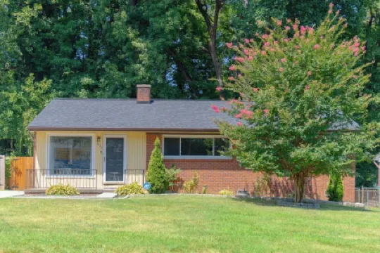 Cozy Pet Friendly 3BR - Fenced Yard - 1Mi HPU & DwnTwn - Furniture Market