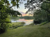 Charming 2-bedroom cottage with WiFi, AC on quiet lake on trails with kayaks. - 2 stjerner