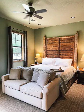 Rustic & refined Pine Hill Lodge- 8 acres w/ lagoon pool, 5 bedrooms, 5500 sq ft