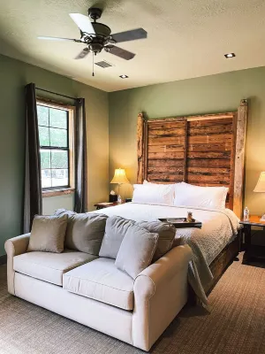 Rustic & refined Pine Hill Lodge- 8 acres w/ lagoon pool, 5 bedrooms, 5500 sq ft