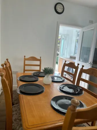 Spacious/Stylish Comfortable Home Great for Contractors and Families at Grimsby. Отели в г. Гримсби