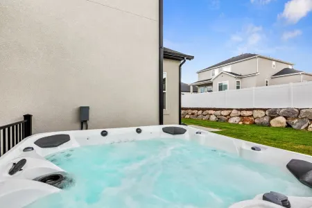 Beautiful 4 Bedroom Luxury Home Отели рядом с достопримечательностью «Джордан Ландинг»