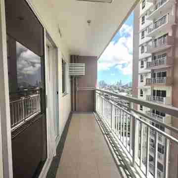 2BR Condo + Balcony & WiFi @ Infina Towers near LRT Others