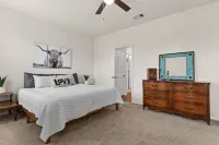 LoneStar Stay~ New and Spacious 4-bedroom house in charming Georgetown