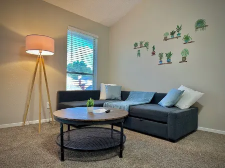 2-bedroom apartment in enchanting Sherman with AC, WiFi