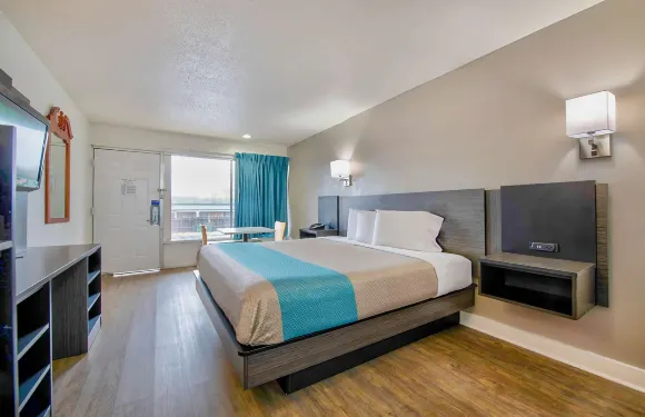 拜倫，GA的6號汽車旅館