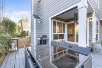 Modern Family Home in Town with Pool, Spa, Sport Courts, Dog Friendly, Walkable