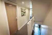 Stanton; woodland lodge for 14 with hot tub, log burner, BBQ, near Alton Towers.