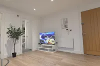 Apartment in Croydon - 1 Min walk to Train Hotels in Wallington