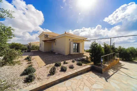 VACATION HOME BY THE SEA ON A HILL ABOVE THE BEACH, FANTASTIC PANORAMA Отели рядом с достопримечательностью «Rimon Reza»