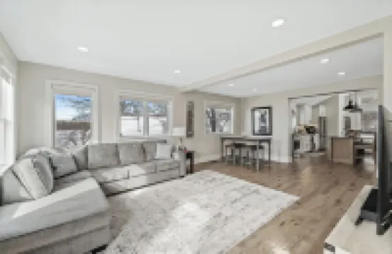 CHARMING RETREAT! Over-looking Lake, Hot tub, WiFi, AC, Nearby Walking Trails
