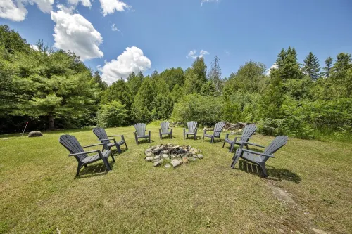 Luxury Blue Chalet with Hottub and Sauna 7000sqf of living space. Eco Friendly