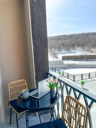 Vibrant Design | Balcony | Self Checkin | Netflix Отели рядом с достопримечательностью «Горнолыжный курорт Цахкадзор»
