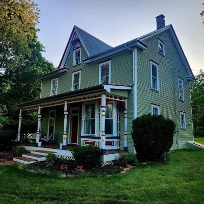 Charming Historic Victorian 4 bedroom guesthouse in  Rohrersville with WiFi, AC Hôtels à proximité de : Frog Eye Farm
