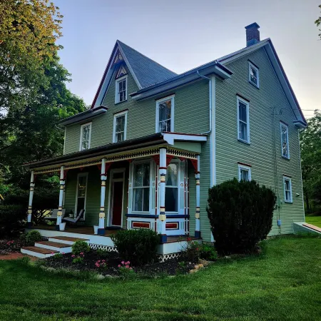 Charming Historic Victorian 4 bedroom guesthouse in  Rohrersville with WiFi, AC