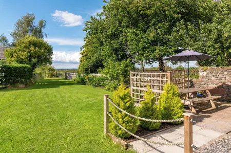 Church House Barn - views to the Solway Coast, on the edge of the Lake District Отели в г. Уигтон