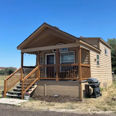 Cozy 1 King bedroom + loft cabin in charming Colorado Springs near USAFA