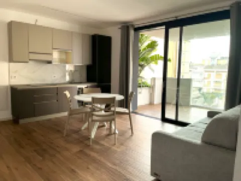 BLUESuite - Nuovissimo trilocale fronte mare, 3 piano con terrazza e box