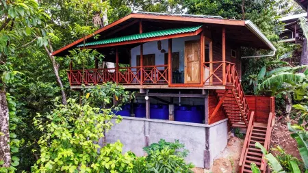 Eco-Luxury Hilltop Bungalow – Ocean and Jungle Views, WiFi & A/C - Bastimentos Отели в г. Бастименто