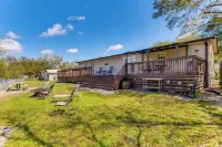 Fire Pit and on-Site Fishing! Pensacola Family Home - 비치