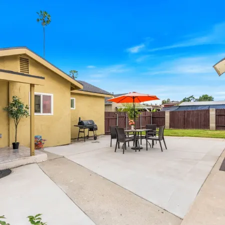 M2-Bungalow Home Quiet & safe 3bedroom 2 bath Foot of the mountain Kingbed!