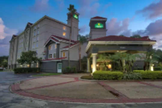 La Quinta Inn & Suites by Wyndham Orlando I Drive/Conv Ctr Hotels near The Orlando Eye